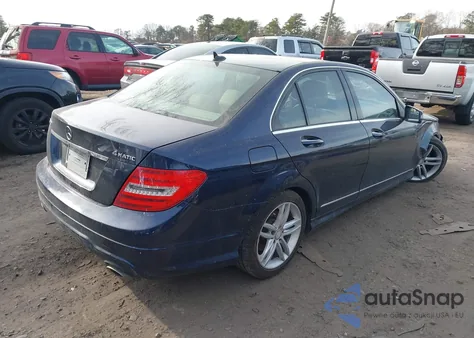 2012 Mercedes-Benz C 300 Sport 4Matic z USA, uszkodzony, nr VIN WDDGF8BB0CR226622